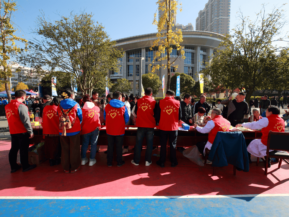 包含关键时刻巴塞罗那队长鼓劲——社区盾节点到来，赛场秩序良好，年轻球员得到机会的词条